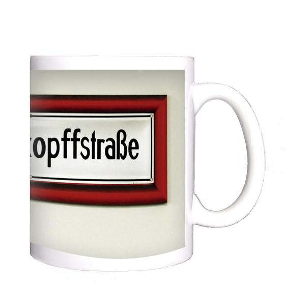 U-Bahnhof Schwartzkopffstraße Kaffeetasse - schwarze Schrift auf weißem, traditionellem U-Bahnschild mit dickem, rotem Rahmen