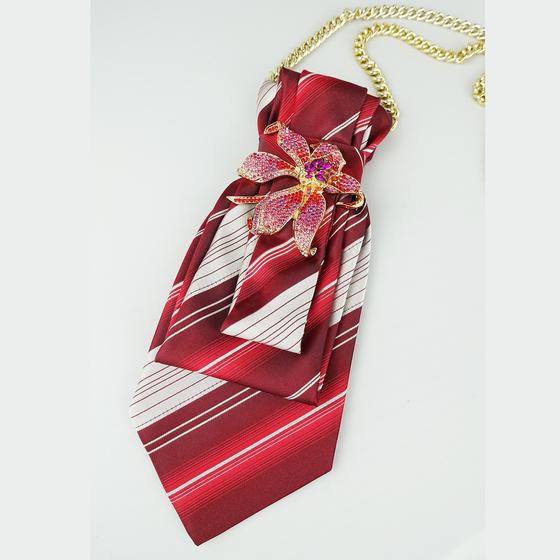 goldmarie Schmuck-Krawatte mit Strass-Blume - Vintage Krawatte recycelt - rot - upcycling Unikat 