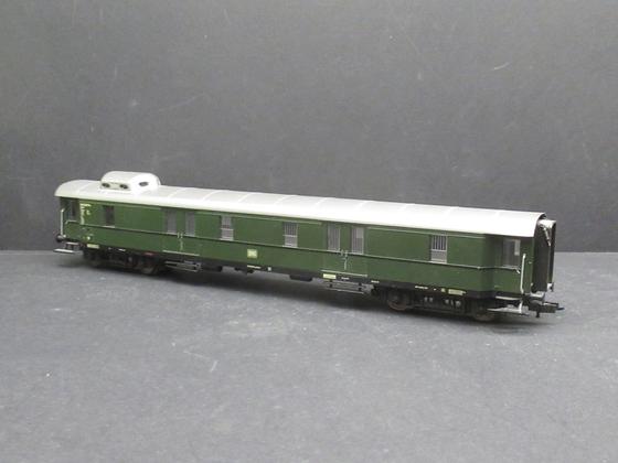 Fleischmann 5630 K Eilzug Packwagen der DB in grün mit Zugführerkanzel für Spur H0