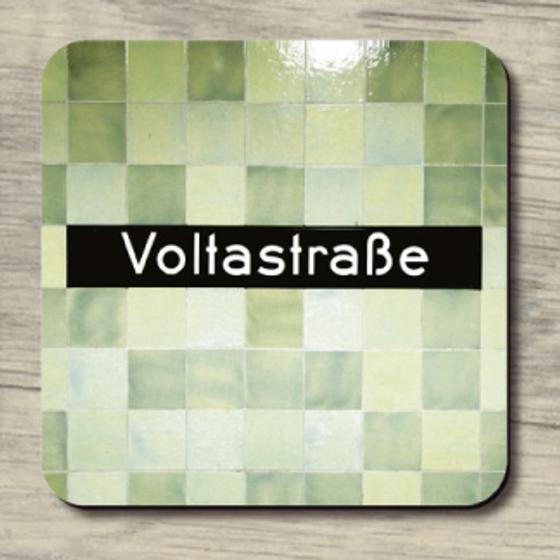 U-Bahnhof Voltastraße - weiße Schrift auf schwarzem Schild im Hintergrund hellgrüne Fliesen