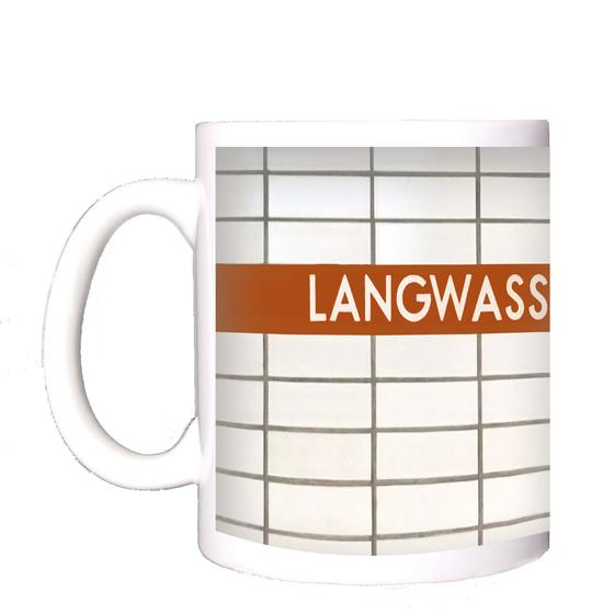 U-Bahn-Tasse Nuernberg Langwasser-Mitte der Linie U1 in der originalgetreuen Stations-Gestaltung - weisser Fliesenspiegel mit weisser Schrift auf braunem Streifen