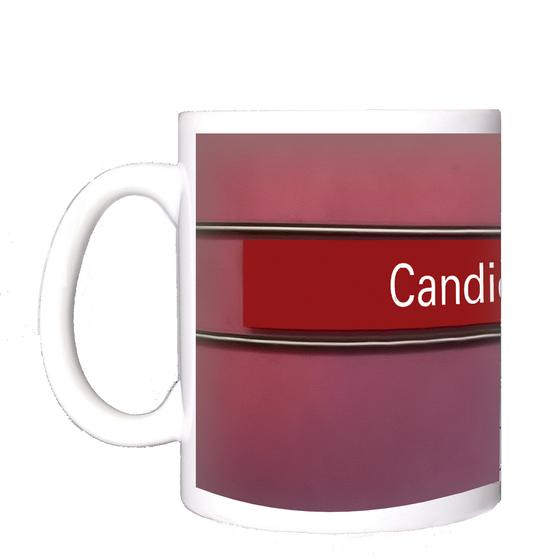 U-Bahnhof Candidplatz Kaffeetasse - weiße Schrift, auf rotem Streifen, schwarz umrandet, vor lila Untergrund