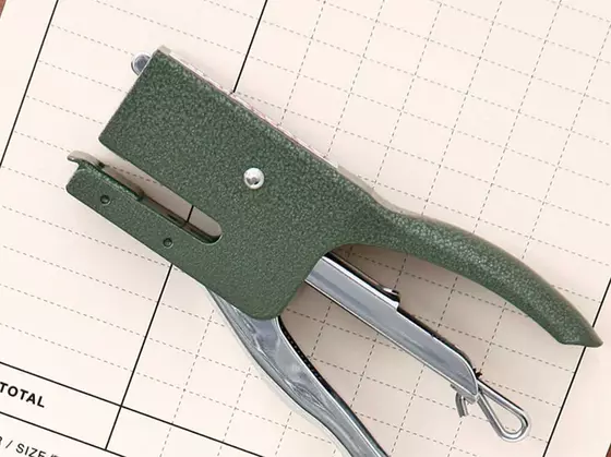 Penco Tacker für Papier in Hammerschlag Optik