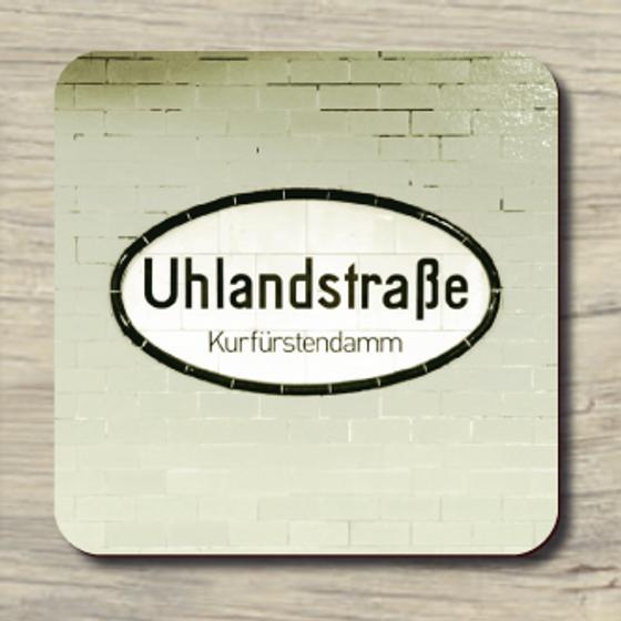 U-Bahnhof Uhlandstrasse - Kurfürstendamm - schwarze Schrift auf weißem ovalen Schild im Hintergrund beige Fliesen
