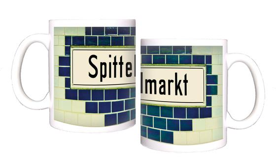 U-Bahnhof Spittelmarkt Kaffeetasse - weißes Schild mit schwarzer Schrift auf rautenförmigem, dunkelblauem Fliesenhintergrund, umrandet von weißen Fliesen