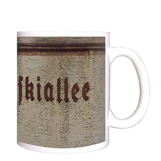 U-Bahnhof Podbielskiallee Kaffeetasse - schwarze, gebrochene Schrift auf grauer Betonwand