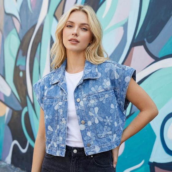 goldmarie Jeansweste LOVE PEACE MOIN - NR 37 - Blumenmuster - Recycelt aus einer Jeansjacke - denim blau