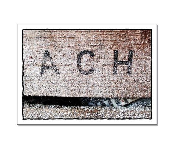 Klassische Postkarte - Erstaunlich. Foto des Wortes Ach auf einem Holzbalken. 