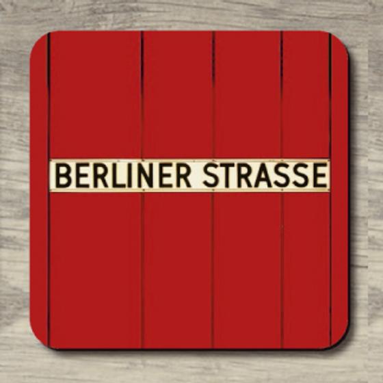 U-Bahnhof Berliner Strasse - schwarze Schrift auf weißem Schild auf rotem Hintergrund