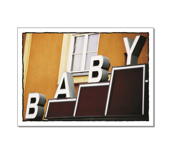 Klassische Postkarte - Schriftzug vor einer Haeuserwand. Aufregende Naechte. Abgebildetes Wort: Baby. 