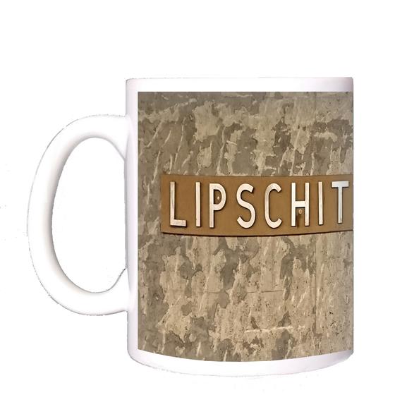 U-Bahnhof Lipschitzallee Kaffeetasse - weiße Schrift auf bronzefarbenem Schild, vor beige-braun geflecktem Hintergrund