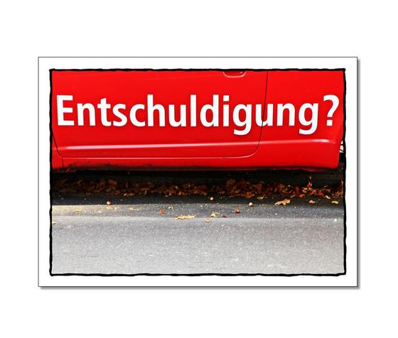 Klassische Postkarte - Verzeihung. Nahaufnahme einer Autotuer, auf welcher unten Entschuldigung mit einem Fragezeichen steht. 