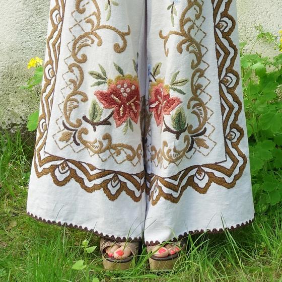 goldmarie Damast Hose NR 1 - Blumenmuster - hand bestickt - Vintage-Stoff Recycelt - ONE SIZE