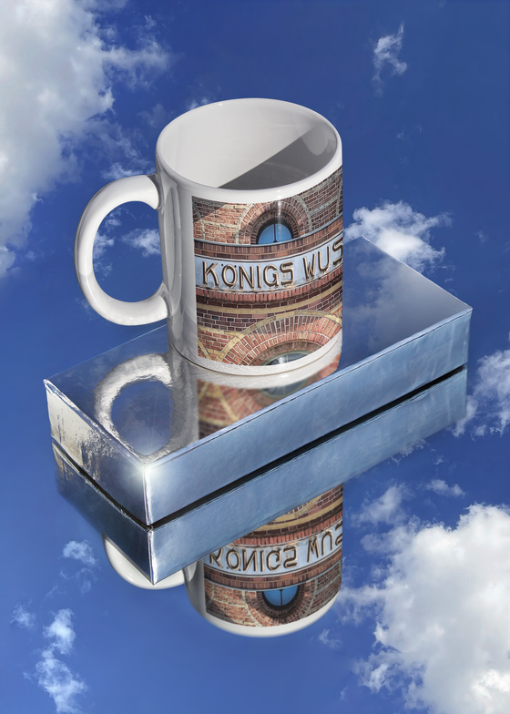 S-Bahnhof Koenigswusterhause Kaffetasse braune Schrift auf grauem Streifen an Backsteinhaus mit Fenstern