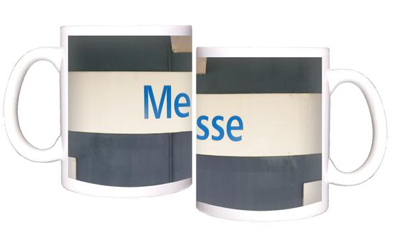U-Bahn-Tasse Nuernberg Bauernfeinstrasse der Linie U1 in der originalgetreuen Stations-Gestaltung - hellblaue Schrift auf weißem Streifen auf dunkelblauem Betonhintergrund mit Dachbalken