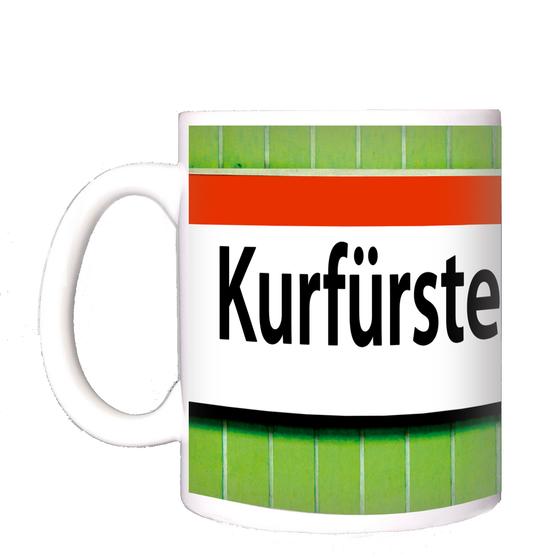 U-Bahnhof Kurfürstendamm Kaffeetasse - weißes Schild mit orangem Streifen und schwarzer Schrift auf grünem Fliesenhintergrund
