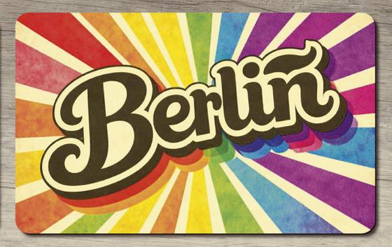 Berlin Schriftzug Regenbogen LGBTQ+ Frühstücksbrettchen Regenbogenfarben Hintergund 