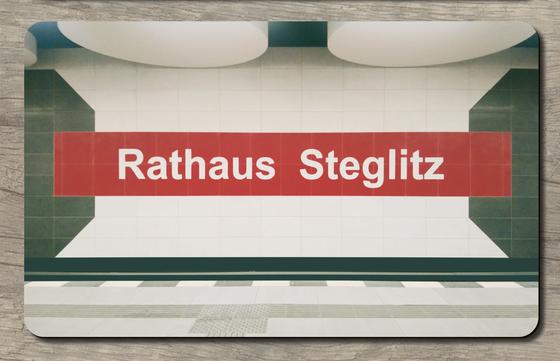 U-Bahnhof Rathaus Steglitz U-Bahn Souvenir Frühstücksbrettchen - originalgetreue Abbildung des Bahnhofs, rotes Schild mit weißer Schrift zwischen Gleisbett und runder Deckengestaltung