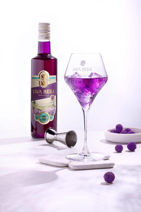 Lav'a Belle Apéritif 18% in Tonflasche mit Bio-Lavendel und Kräutern der Provence für Lavendel Spritz und Aperitif-Cocktails.