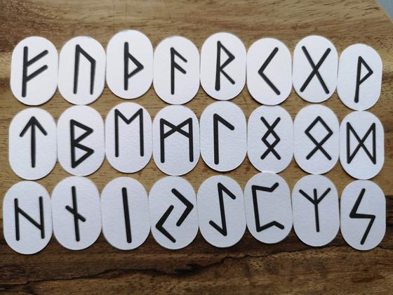 Runenkarten mit Papierrunen