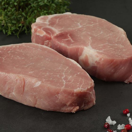 Rueckensteak vom Offenstallschwein, roh, mariniert