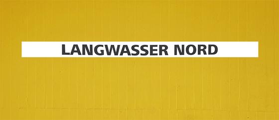 U-Bahn-Tasse Nuernberg Scharfreiterring der Linie U1 in der originalgetreuen Stations-Gestaltung - schwarze Schrift auf weißem Streifen, gelber Streifenbeton Hintergrund