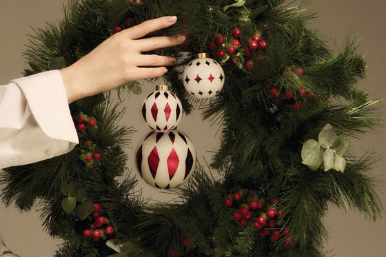 Weihnachtskugel groß Delight Weiss Rot von Alessi