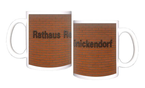 U-Bahn-Tasse Berlin Rathaus Reinickendorf der Linie U8 in der originalgetreuen Stations-Gestaltung mit schwarze Buchstaben auf klassischen roten Ziegeln