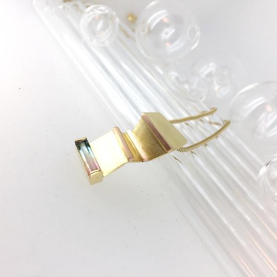 Goldanhaenger_mit_Turmalin-zweifarbig