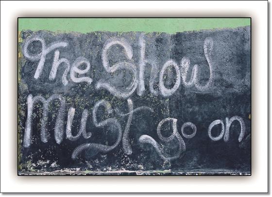 Besondere Foto-Postkarte "The show must go on" - immer weitermachen - abhaken - Es muss weitergehen- Englische Karte - postcard english 