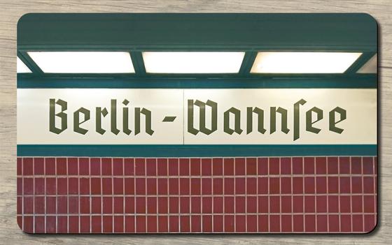 S-Bahnhof Wannsee S-Bahn Souvenir Frühstücksbrettchen  Berlin - weißes Schild mit schwarzer, traditioneller, gebrochener Schrift, grün umrandet, über rot-braunen Fliesen