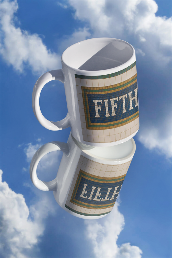 U-Bahnhof Fith Avenue Kaffetasse - weise Schrift auf blauem Hintergrund, grüner Rand dahinter graue Fliesen