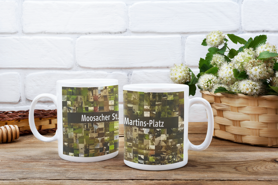 U-Bahnhof Moosacher St.Martins Platz Kaffeetasse - weiße Schrift auf schwarzem Streifen, vor Bildermosaik von der Umgebung