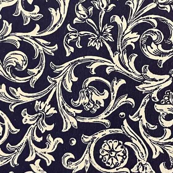Italienisches Buntpapier, Akanthus-Ranken (creme) auf Marineblau