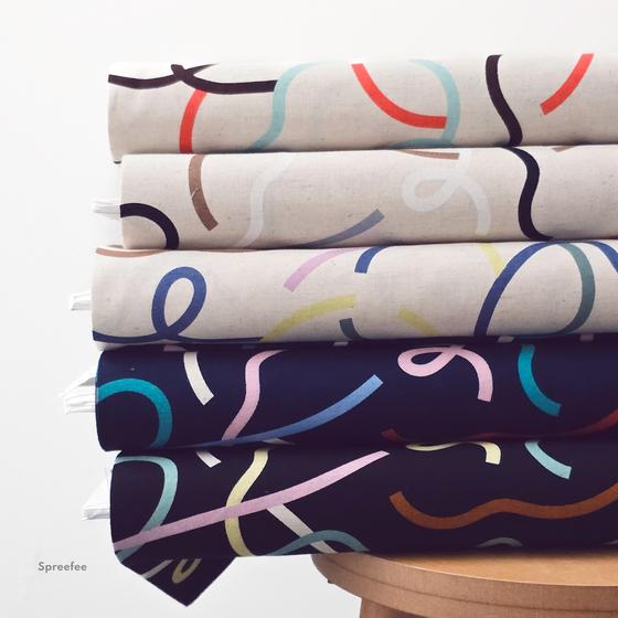 Japanischer Baumwoll-Leinen-Canvas mit dynamischem Linienmuster in modernen Farben. Ideal für Taschen, Accessoires und grafische Nähprojekte.