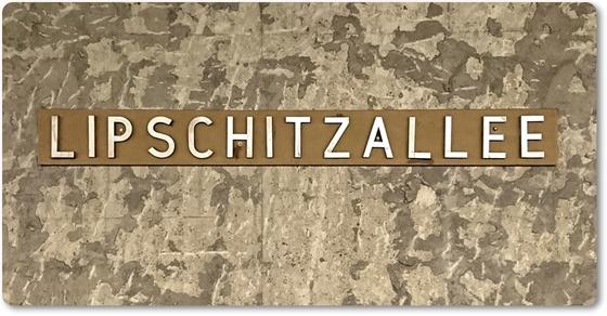 U-Bahnhof Lipschitzallee - silberne Schrift auf ocker-farbenen Schild im Hintergrund mamorierter Stein