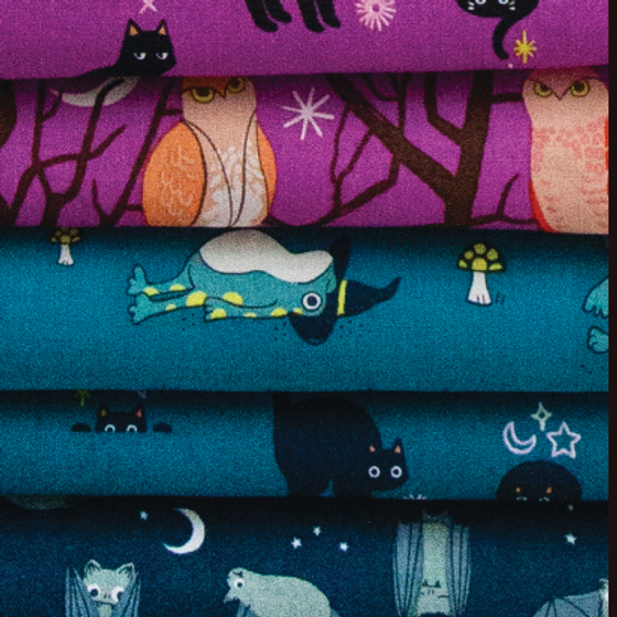 Frogmiliars Storytime von Ruby Star Society – verspielter Halloween-Stoff mit Fröschen in dunklen Teal- und Cremetönen