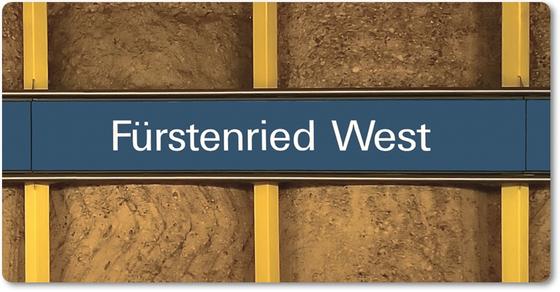 U-Bahnhof Fürstenried Kühlschrankmagnet- weiße Schrift auf blauem Schild, vor braunem Hintergrund mit Holzstruktur und gelben Senkrechtbalken