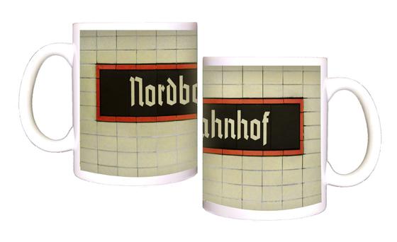 S-Bahn-Tasse Berlin Nordbahnhof Linie S1 in der originalgetreuen Stations-Gestaltung mit beigen Fliesen, schwarzem, rot umrandeten Schild mit beiger Fraktur-Schrift