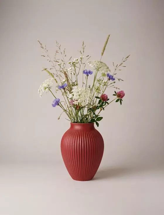 Vase Ripple Soft Cherry Red von Knabstrup