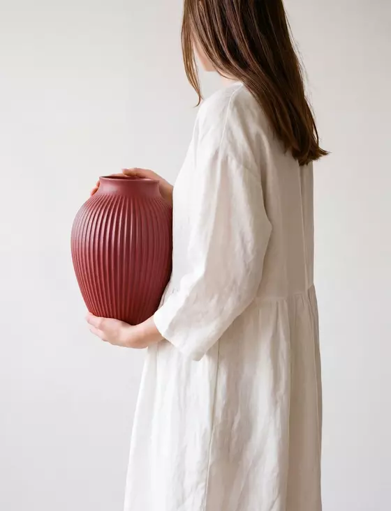 Vase Ripple Soft Cherry Red von Knabstrup