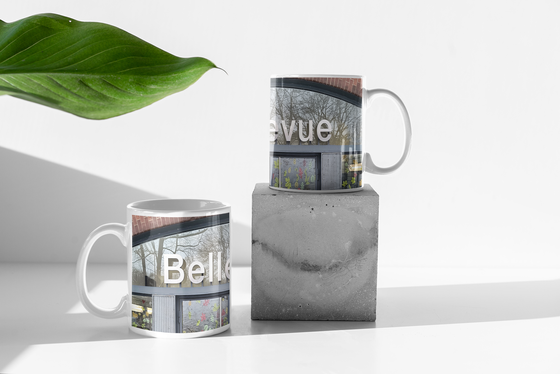 S-Bahnhof Bellevue Kaffetasse weise Schrift auf grauem Balken über Glastüreingang