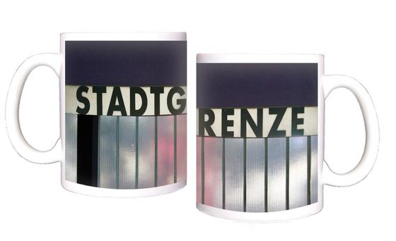U-Bahn-Tasse Stadtgrenze in Fürth der Nuernberger Linie U1 in der originalgetreuen Stations-Gestaltung - oberirdische Drahtglaswand mit schwarzer Schrift auf weissem Schild - von aussen durchscheinende Lichtreflexe
