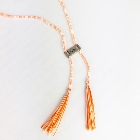 goldmarie Perlenkette FAITH 925er Silber Anhänger mit Fransen-Quast - neonorange-weiß