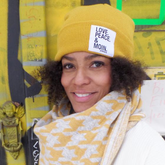 goldmarie Beanie Mütze LOVE PEACE MOIN - senf