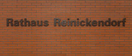 U-Bahn-Tasse Berlin Rathaus Reinickendorf der Linie U8 in der originalgetreuen Stations-Gestaltung mit schwarze Buchstaben auf klassischen roten Ziegeln