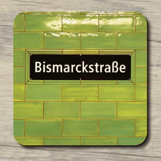 U-Bahnhof Bismarckstraße - weiße Schrift auf schwarzem Schild im Hintergrund grüne Fliesen