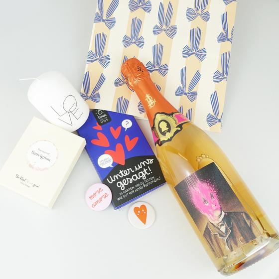 goldmarie Geschenktasche JUBILÄUM/HOCHZEIT - Crémant de Loire ROSÉ - Kerze - Vinoos Weingummis - Paarspiel & Co.