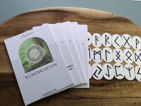 Runenkarten mit Papierrunen