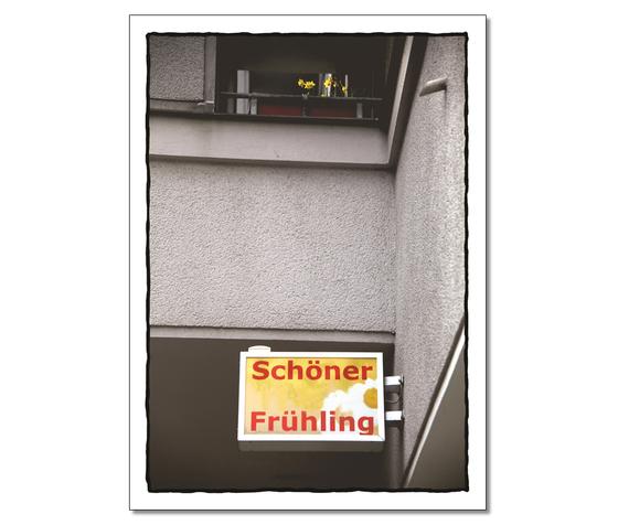 Klassische Postkarte - Schoener Fruehling. Fotografie eines Schildes an einer Haeuserwand mit der Aufschrift: Schoener Fruehling. 